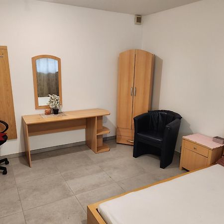 Halle, Top -Preise, 79 Qm Sd Fewo, Eg, Wahlweise Mit 1- 3 Dz, Tv Lounge, Kueche, Bad Wc Einfach Und Gut, Langzeitmieter Vb Preise Halle  Exterior foto