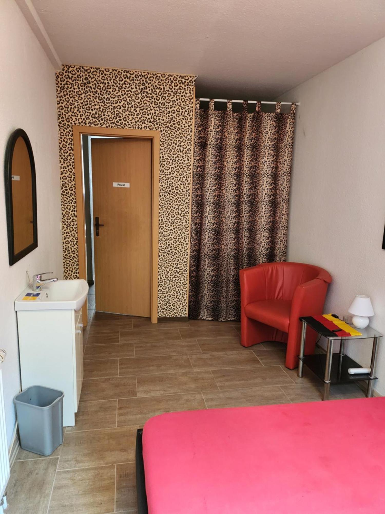 Halle, Top -Preise, 79 Qm Sd Fewo, Eg, Wahlweise Mit 1- 3 Dz, Tv Lounge, Kueche, Bad Wc Einfach Und Gut, Langzeitmieter Vb Preise Halle  Exterior foto